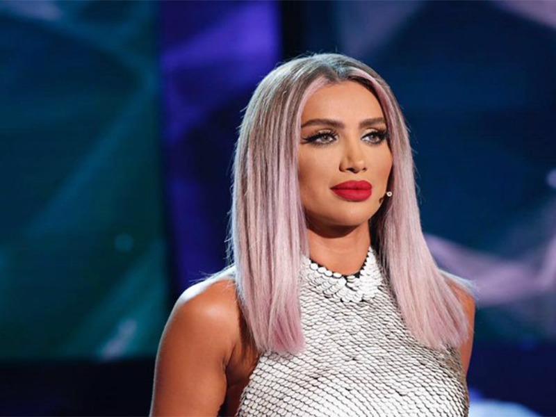 لحظات مُحرِجة لبعض الفنّانين على المسرح.. اضغطي لمشاهدة الفيديو